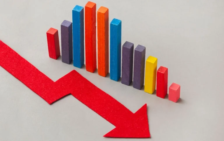 Red arrow descending across a coloured bar chart, showing a falling rate